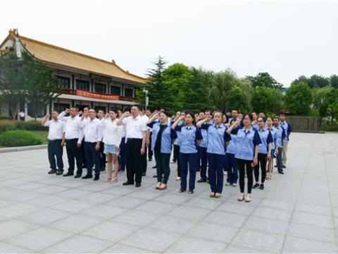沉温入党誓词   怀想英雄先烈——J9集团国际站集团党总支部组织整个党员发展党建活动