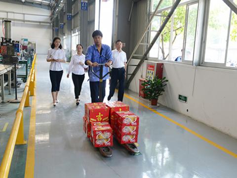 J9集团国际站集团工会发展“夏季送清冷”活动